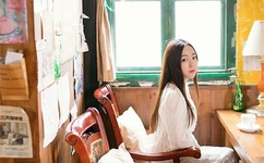 男生对女生迈开腿尝尝你的草莓